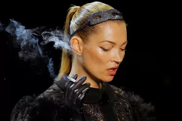 En un desfile de Louis Vuitton Kate se pudo a fumar en la pasarela
