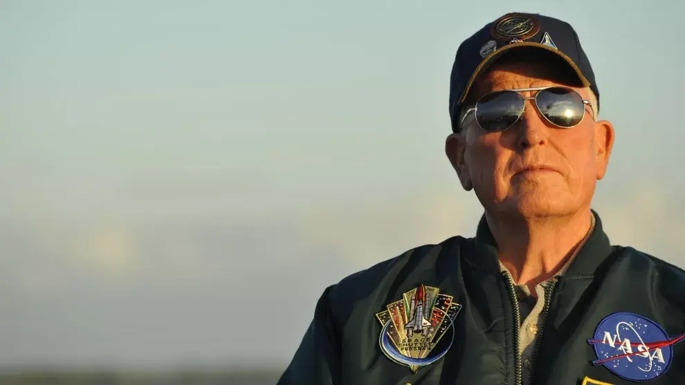 Jon McBride, uno de los astronautas que recibe a los visitantes en el Centro Espacial Kennedy