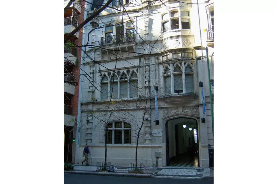 La casa es imponente por la elegancia de su construcción estilo Tudor