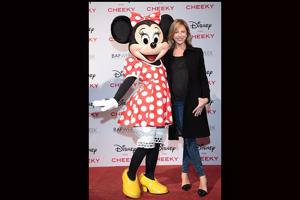 Claudia Fontán aprovechó el mapping de Cheeky para poder sacarse una foto con la ratoncita Minnie