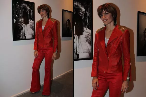 Daniela Urzi estuvo en la presentación de REBELArte con un total look de blazer y pantalón Oxford en rojo furioso. ¿Te animás?