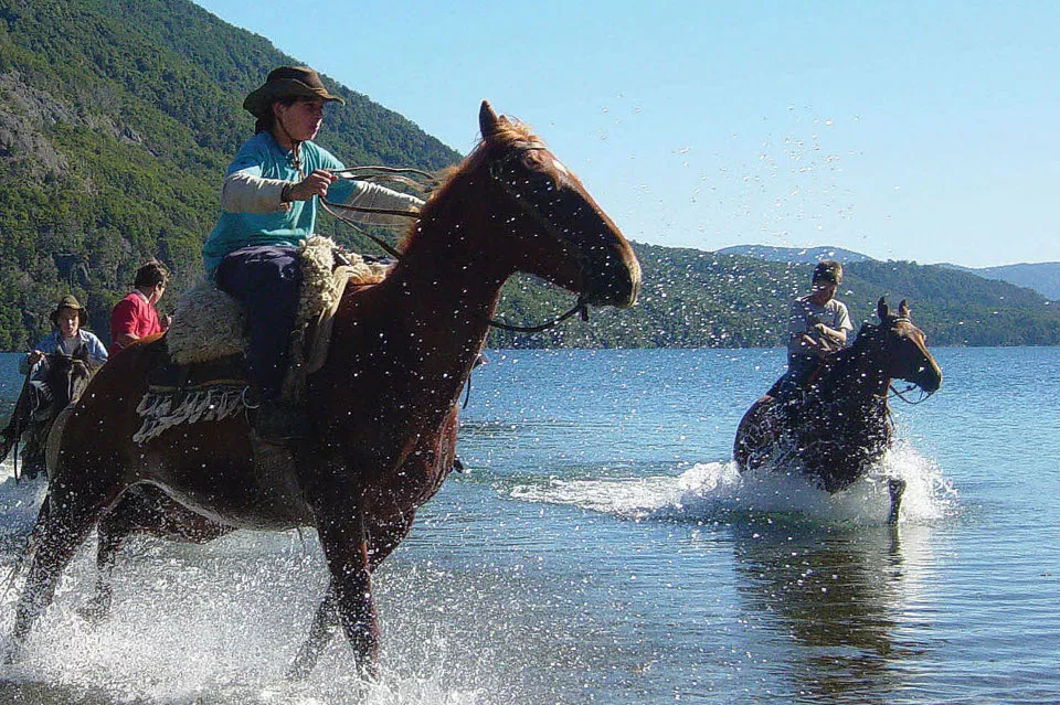 En kayak o canoa hawaiana, a caballo o en bici