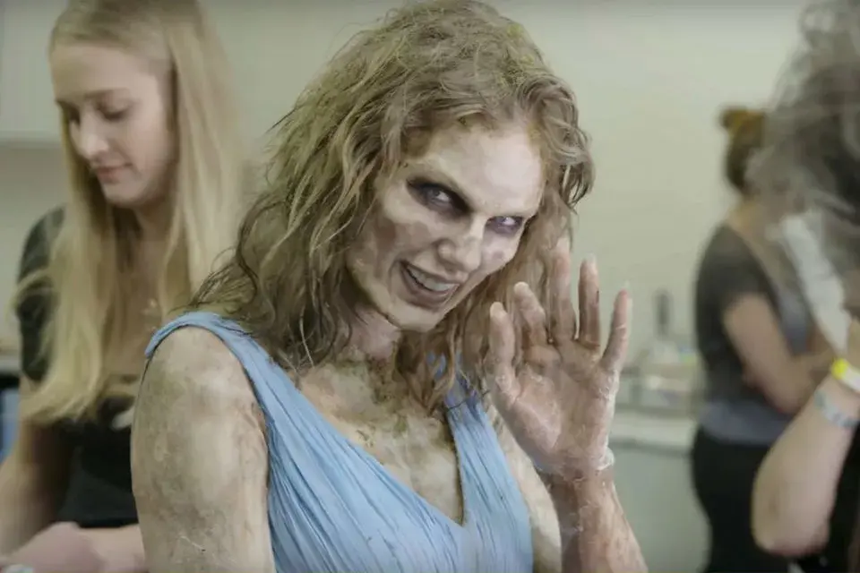 Saluditos de Taylor, la zombie