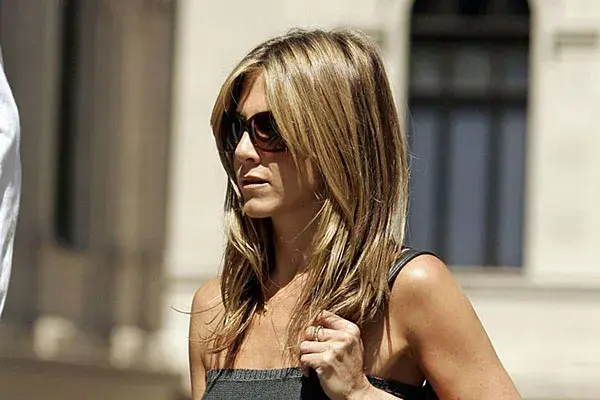 2008. El pelo lacio, raya al medio y reflejos dorados, el estilo de Jennifer