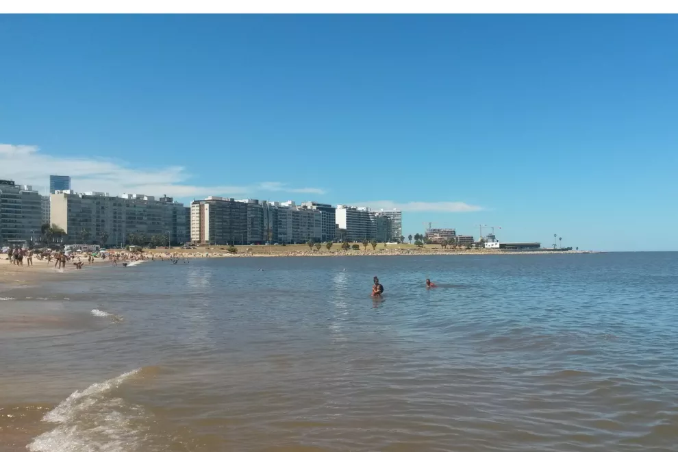 Playa de Pocitos, en enero cuando la gente se baña y toma sol en la arena