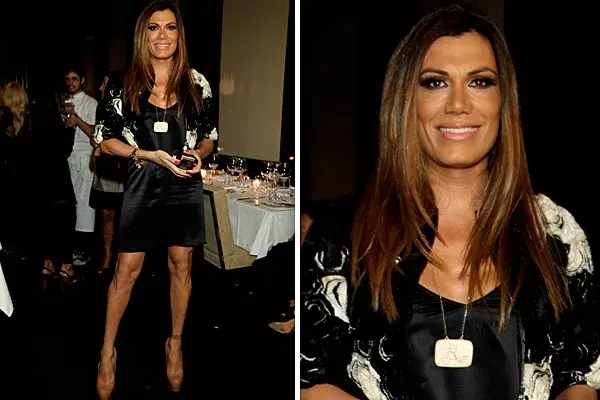 Siempre elegante, Florencia de la V estuvo en el desfile de Evangelina Bomparola con un vestido negro de seda, chaqueta estampada y pumps en tostado