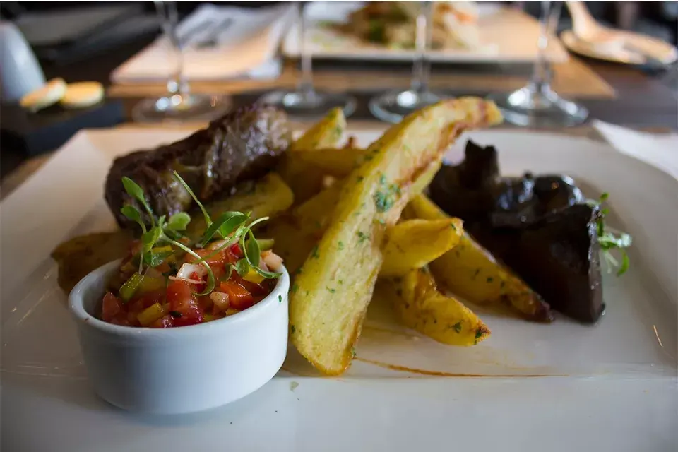 Uno de los platos recomendados: ojo de bife al grill con papas bastón