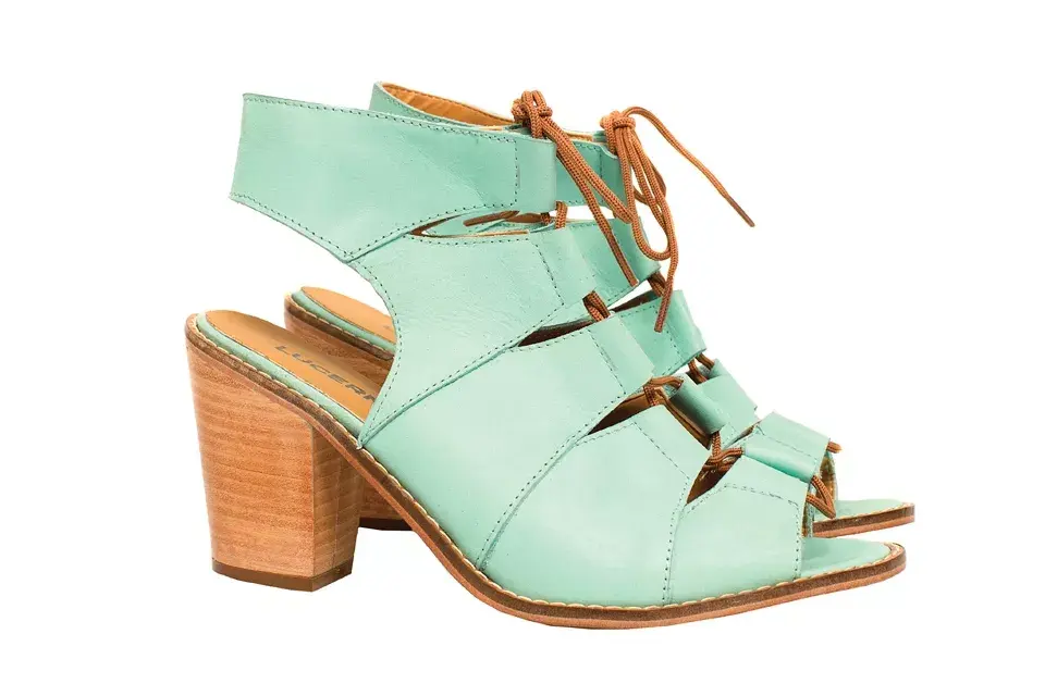 Sandalias con taco de madera (Lucerna, $1099)
