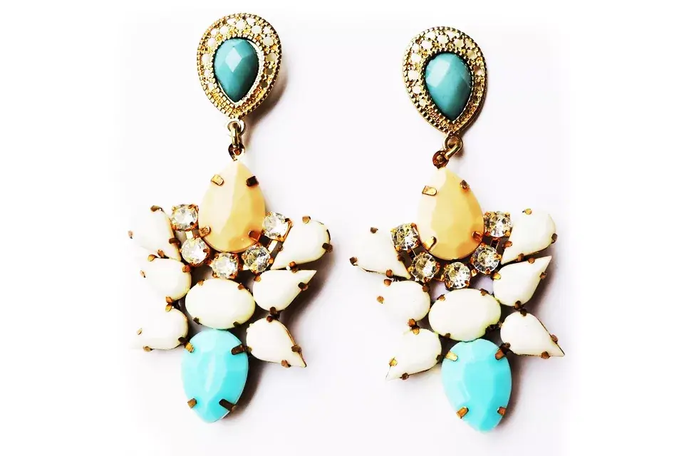 Aros con piedras y brillos (Tika, $145)