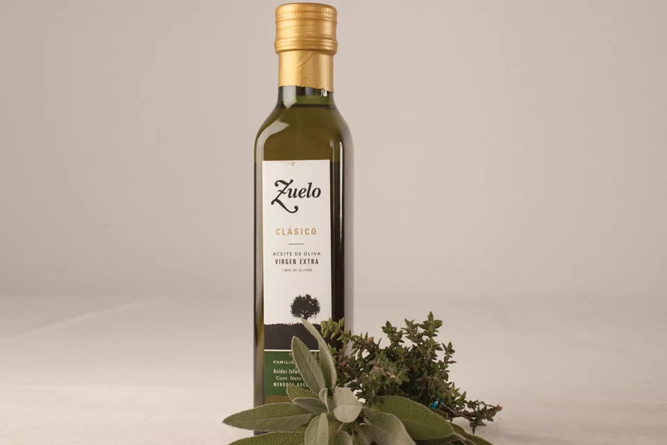 Aceite de oliva y hierbas aromáticas frescas