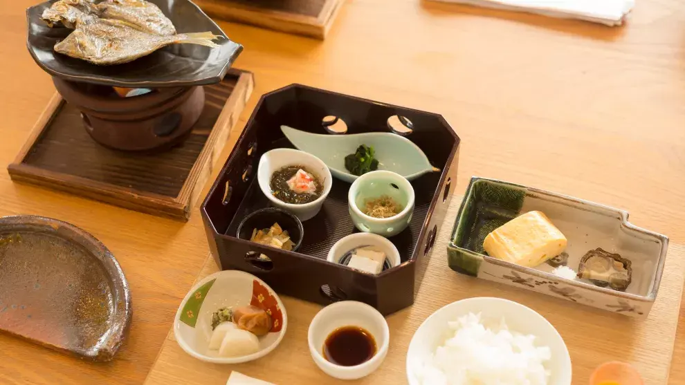 El desayuno con arroz y pescado