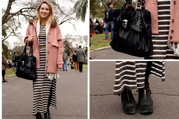 Nos encanta este look: tapado con piel, vestido largo a rayas, cartera negra de cuero y plataformas