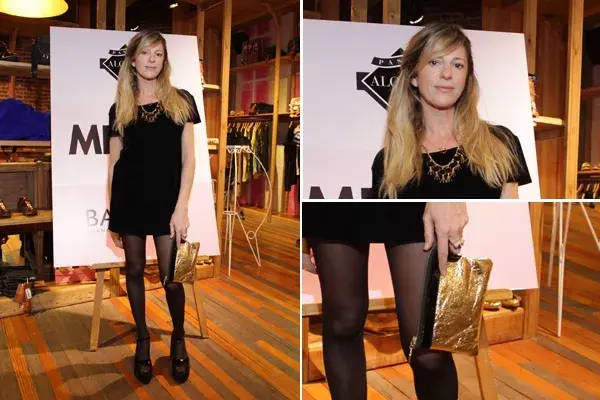 Claudia Fontán, con vestido negro y plataformas peep toe charoladas. ¿Qué te parece la elección de los zapatos para acompañar este equipo?