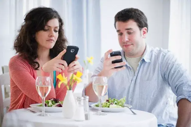 ¿Con el celu cuando estás comiendo con tu pareja? ¡No rotundo!