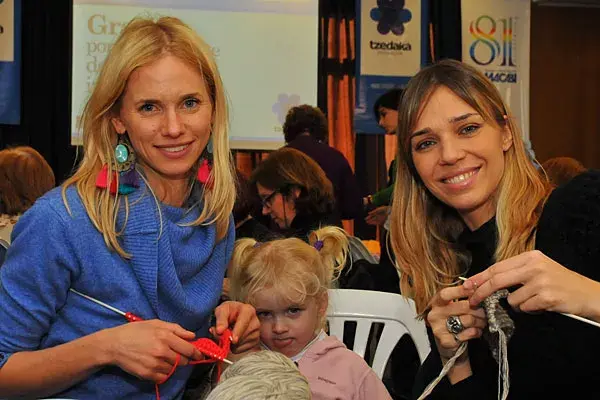 Amantes del tejido, Carola del Bianco y Lorena Ceriscioli se sumaron al encuentro de tejedoras solidarias organizado por la Fundación Tzedaká; ¿qué te parecen los aros de Carola?