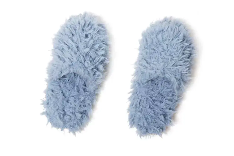 Invierno cozy, pantuflas de pelo $980, Cipitria.