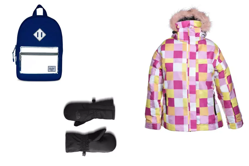 Mochila reflectiva, para fácil y rápido reconocimiento en la nieve, $2290, Herschel. Mitones, retienen el calor y cortan la nieve, $1.100, The North Face. Campera con trampa de nieve ajustable y respiración en las mangas, $2990, Züd