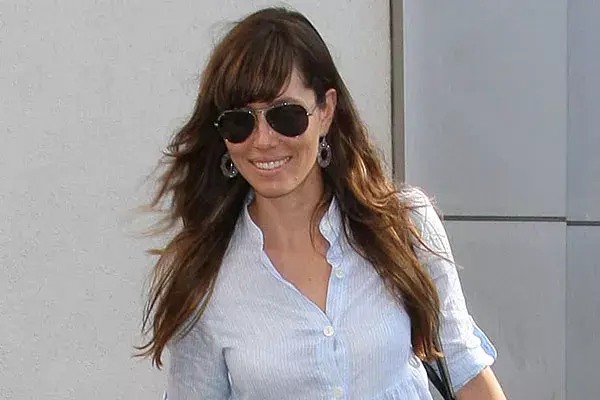 Con el pelo larguísimo, Jessica Biel eligió usar su flequillo con corte recto, sobre las cejas