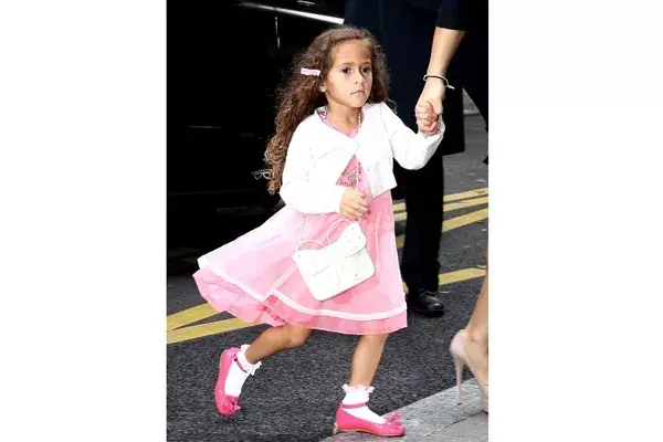 La pequeña Emme es una fanática de los desfiles y acompaña a su madre a todos los eventos