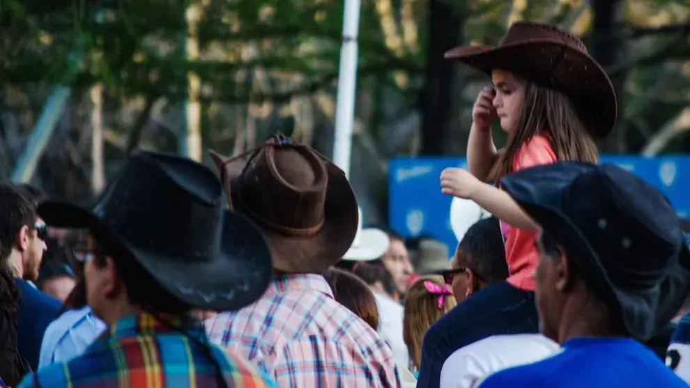 Niños y padres juntos en el predio de San pedro