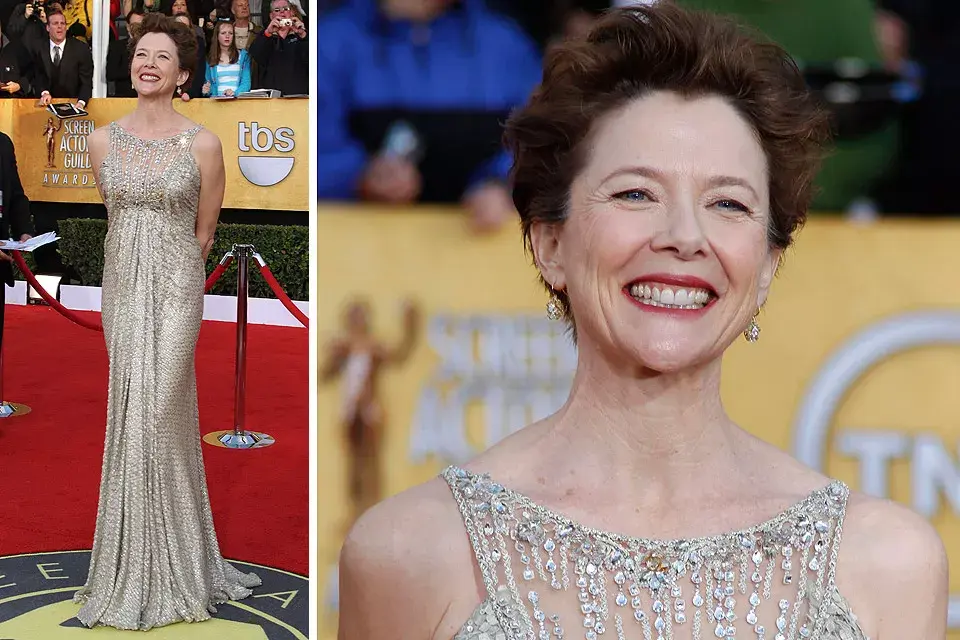 Muy elegante, Annette Bening optó por un vestido color champagne con aires retro y mucho brillo de la colección de Tony Ward