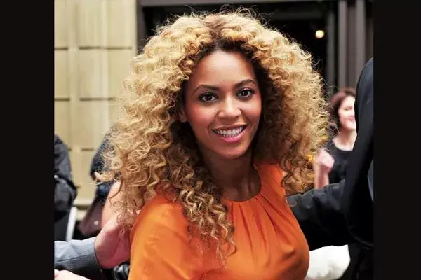 La artista Beyonce es otra de las artistas que enarbola la onda ghetto rap con su melena afro y los rulos rubios