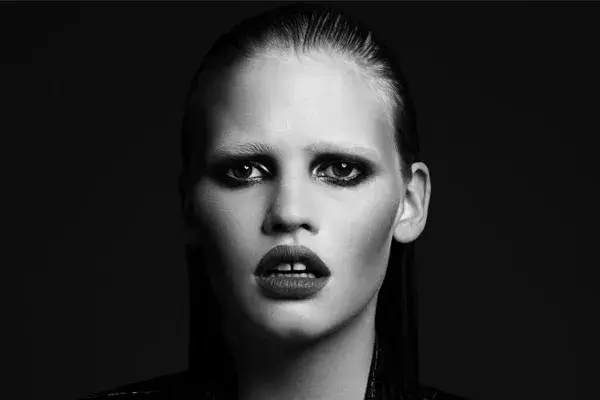 Lara Stone, otra modelo portadora de dientes separados