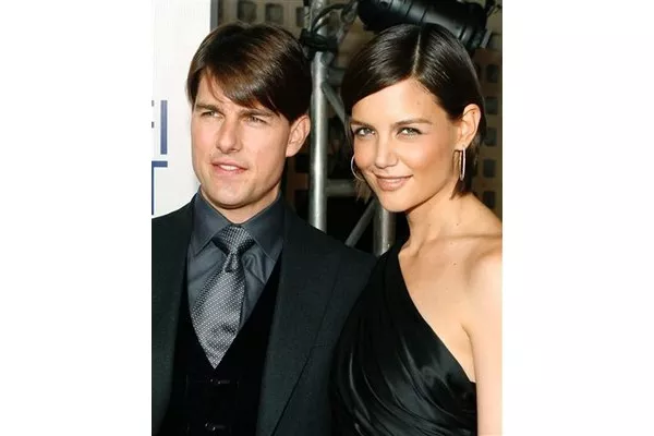 Tom Cruise y Katie Holmes, los dos son castaños, con ojos marrones y facciones suaves