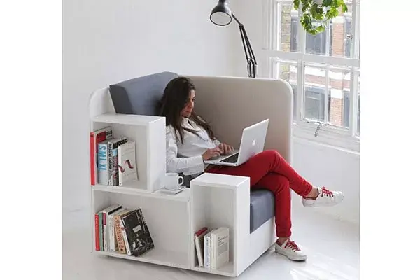Si tenés un living chico, podés tener este sillón que incluye estantes y lugar de apoyo. Comodísimo