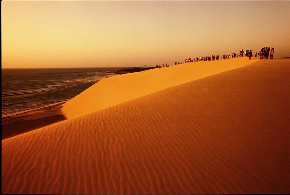 Inigualable: el atardecer sobre el mar en Jericoacoara, sobre la gran duna Pôr-do-Sol