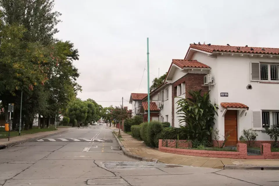 Antiguamente conocido como “Barrio Perón”,  El Barrio Parque Cornelio Saavedra está formado por un trazado de calles circulares concéntricas rodeadas de arboles y edificios de gran historia