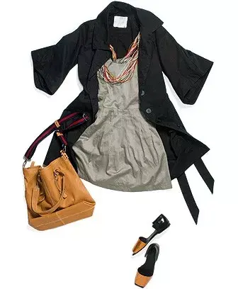 Sofisticada: Trench negro con manga japonesa (María Cher, $680), vestido con cordones coloridos(Kukla, $425), zapatos chatos (Trosman, $520) y bolso (Castillo, $850)