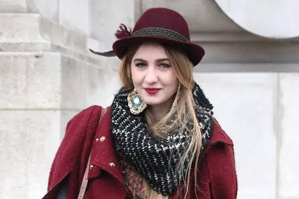 ¡Viva el bordó! En labios, tapado y sombrero fedora