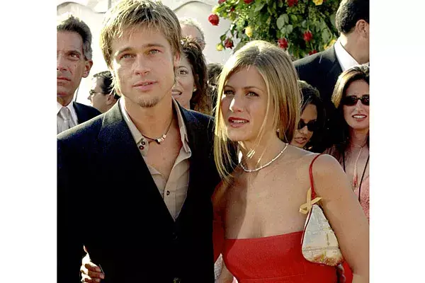 2000. Otra imagen con Brad. Un estilo más formal con el pelo planchado