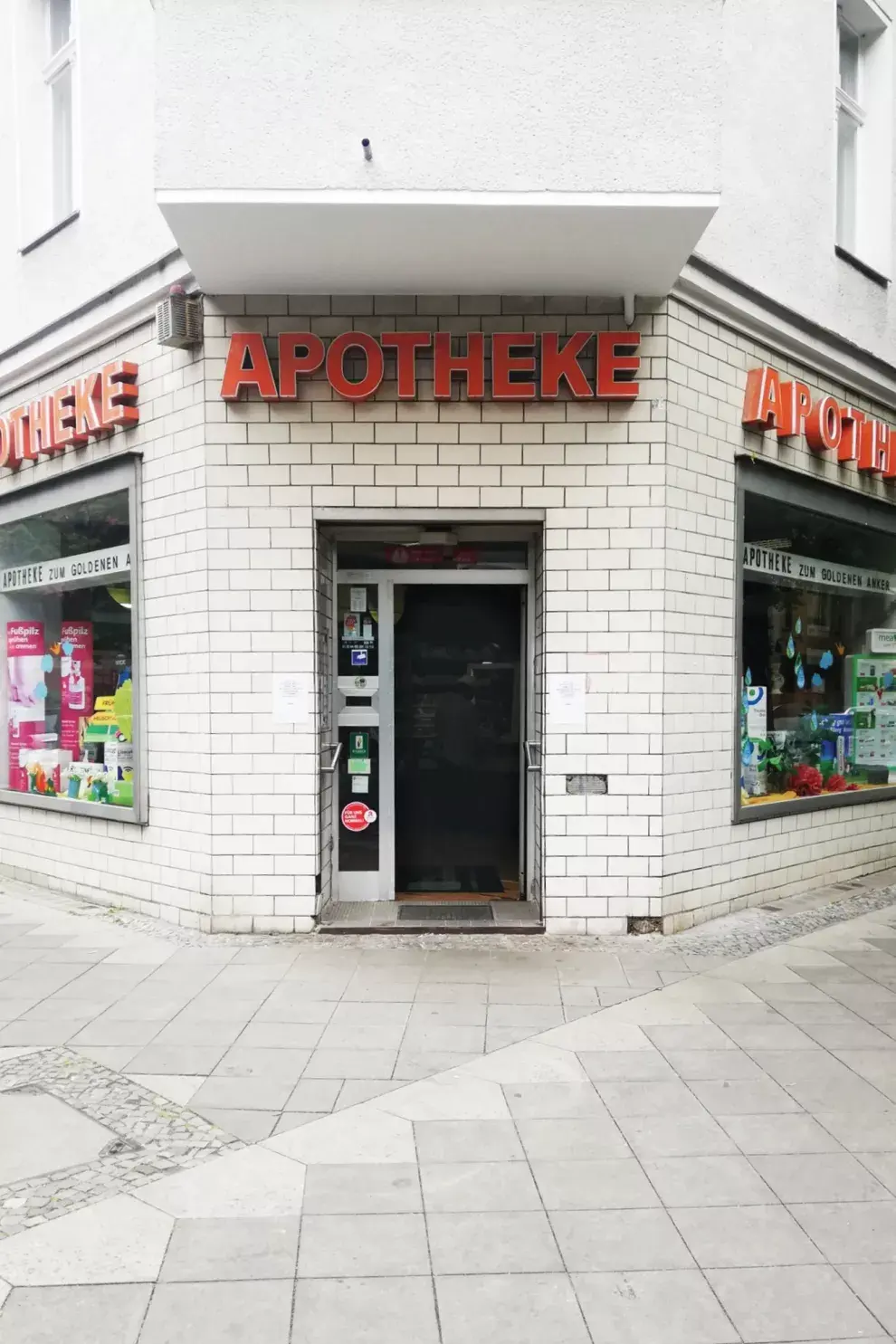 Así son los locales de Neukolln, mi barrio. Soy fan de sacarles fotos a edificios con palabras en alemán.