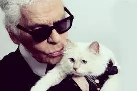 Karl y su gatita Choupette.