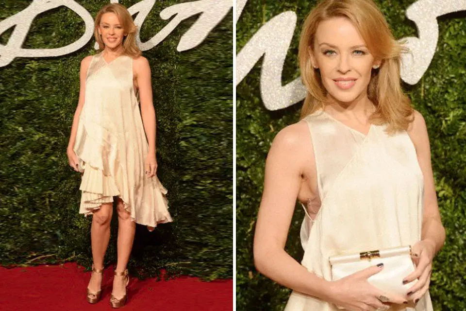 Kylie Minogue apostó al blanco con un diseño de satén de Stella McCartney y lo combinó con zapatos de plataforma