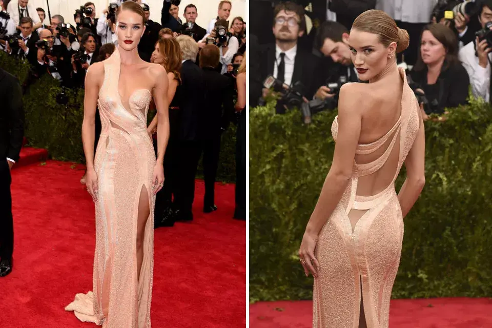 Rosie Huntington-Whiteley, sin duda, una de las mejores vestidas, con un vestido de Donatella Versace