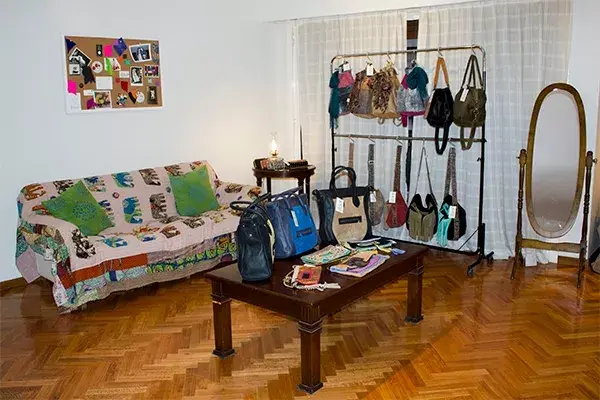 Un living de Recoleta convertido en showroom de carteras