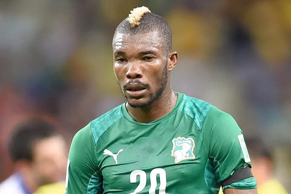 Geoffroy Serey Die, de Costa de Marfil, con cresta decolorada