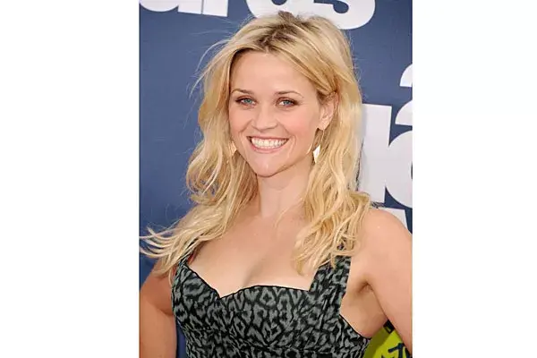 Con el pelo suelto y con volumen, Reese Witherspoon optó por usar aros dorados