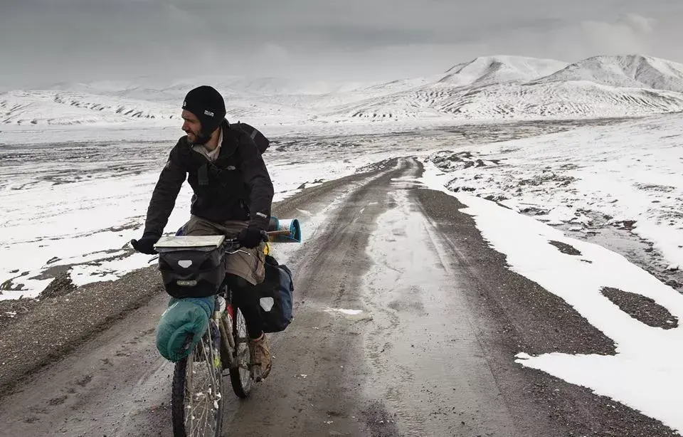 Afrontando bajas temperaturas con la bicicleta, su fiel compañera