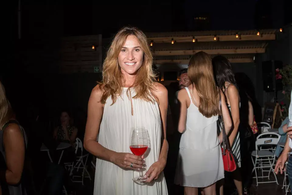 Lara Bernasconi optó por un vestido plisado en color blanco para el evento de Escorihuela; ¿Qué opinás?