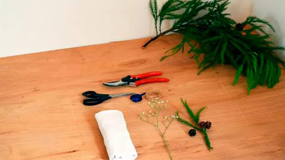 Antes de empezar disponé todos los materiales sobre la mesa de trabajo. Acá los elegidos para la servilleta con detalle floral.