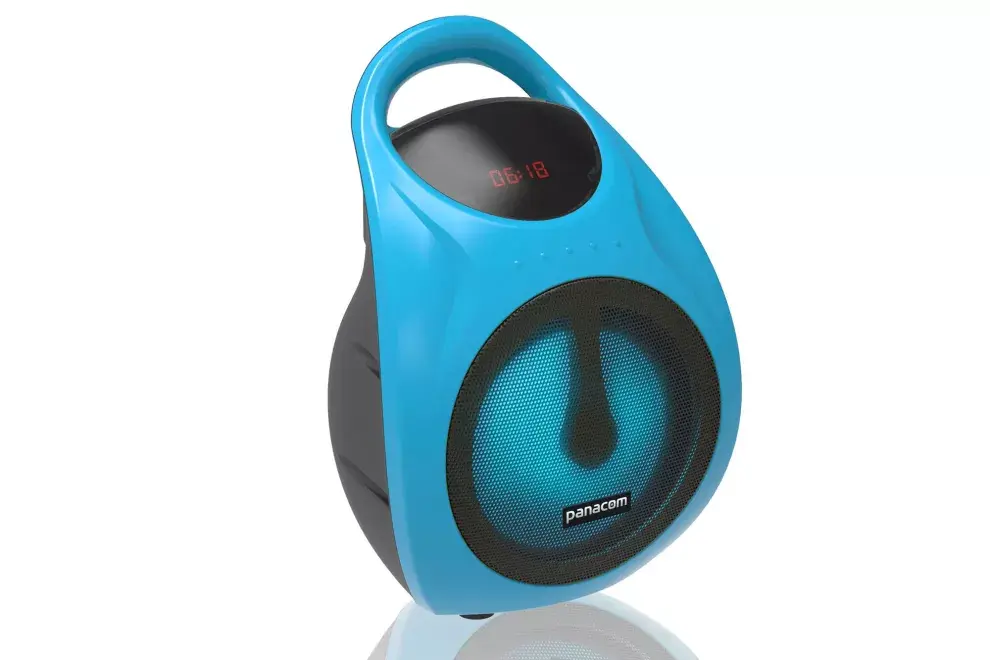 De música ligera. Parlante portátil, con USB y ranura para tarjeta micro SD. Viene con micrófono con cable, parlante con luz led, display digital y batería recargable, $1.999, Panacom. 