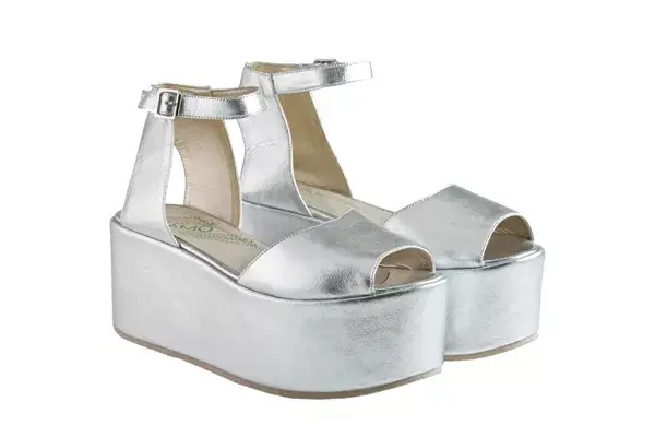 Sandalias Plataeadas (Viamo, $599)