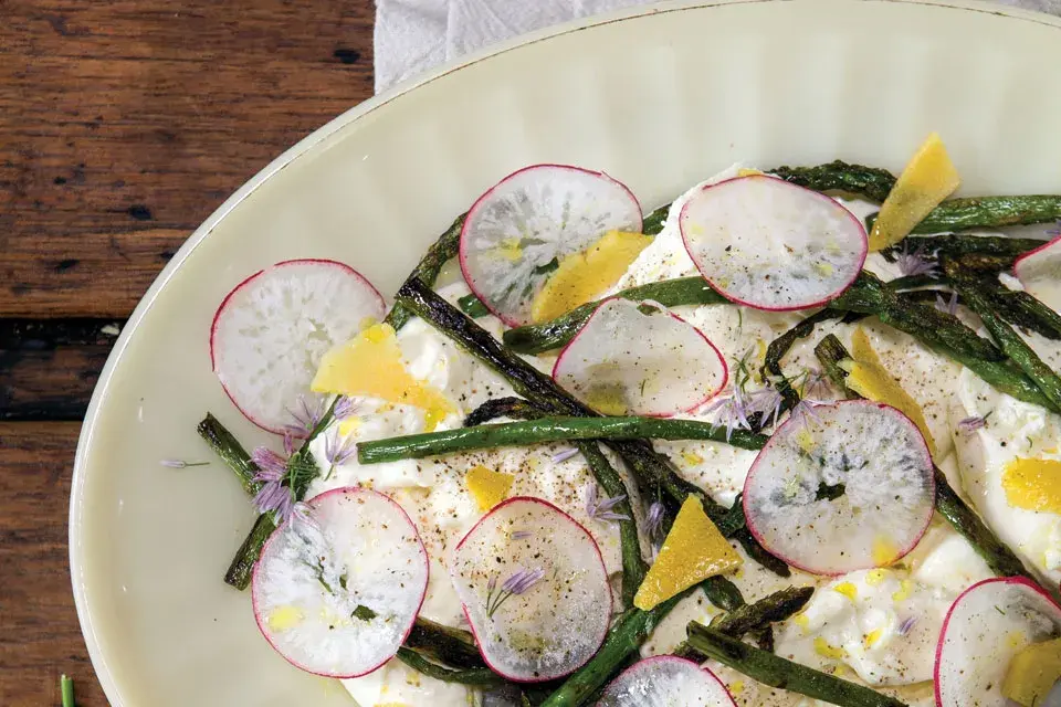 Burrata con espárragos, rabanitos y limón.