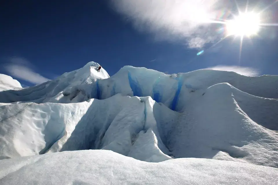 Fánaticos del hielo trepan por la pared sur del glaciar