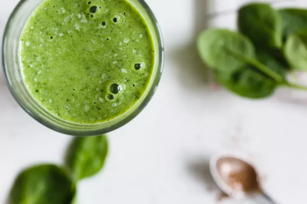 Jugo de pepino, zucchini, perejil, apio, manzana verde y raíz de jengibre