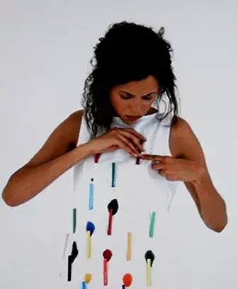 Creá tu propio diseño. Sólo hay que ingresar los marcadores de colores en los bolsillitos de los vestidos para que estos empiecen a tomar la tinta.